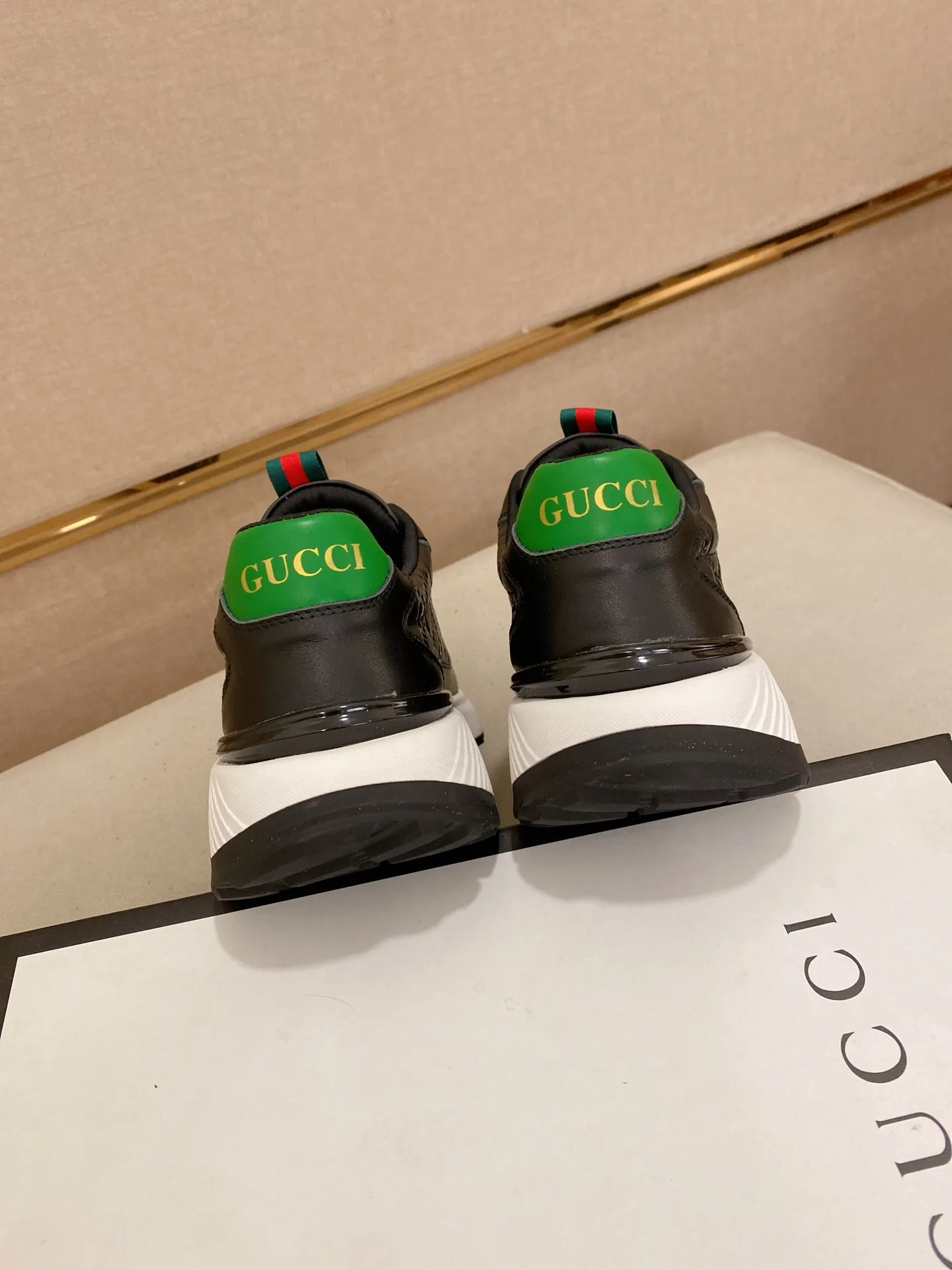 Men's shoes 💰 462💰The new GUCCI (Gucci) counters are launched simultaneously. The new men's shoes, 😘fabrics are selected from imported cowhide, and the lining is sheepskin lining. 👍🏿 High-end ☄️ air-cushion molded anti-slip rubber outsole, exquisite lines, simple and elegant, comfortable and high-end for leisure travel. Code number: 38 to 44 (45 can be customized and cannot be returned or exchanged)
